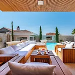 Villa In Pola A With Swimming Pool