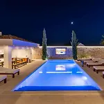 In Pola A With Swimming Pool