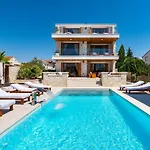 Villa In Pola A With Swimming Pool *