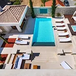In Pola A With Swimming Pool