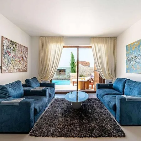 In Pola A With Swimming Pool