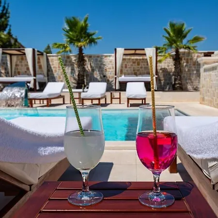 In Pola A With Swimming Pool Villa Polaca