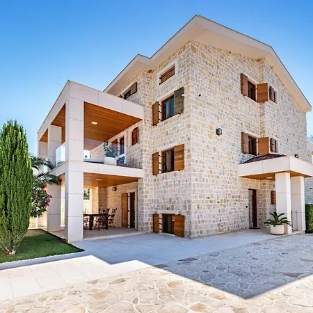 In Pola A With Swimming Pool *