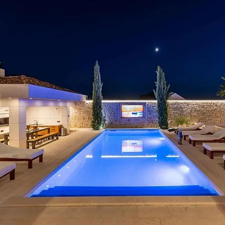 In Pola A With Swimming Pool