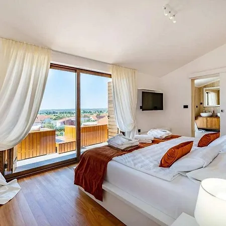 In Pola A With Swimming Pool