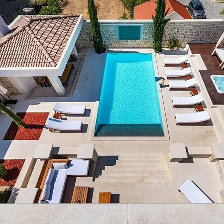 In Pola A With Swimming Pool