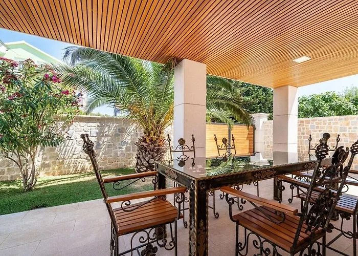 In Pola A With Swimming Pool Villa