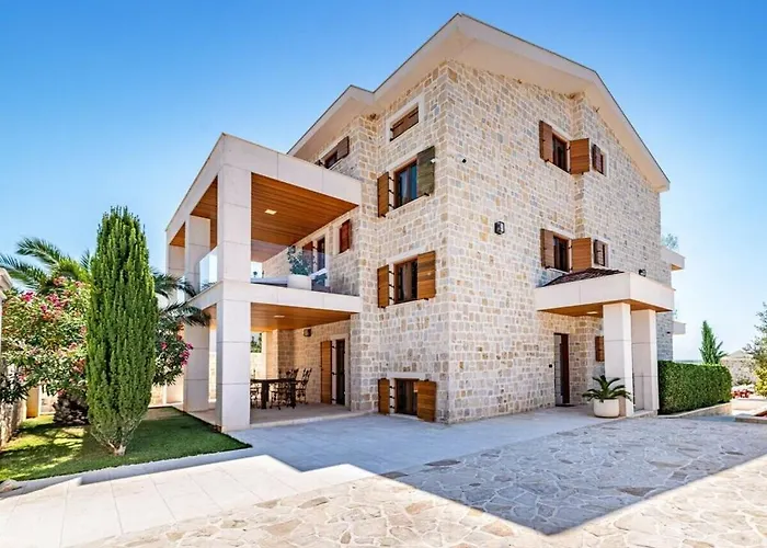 In Pola A With Swimming Pool *