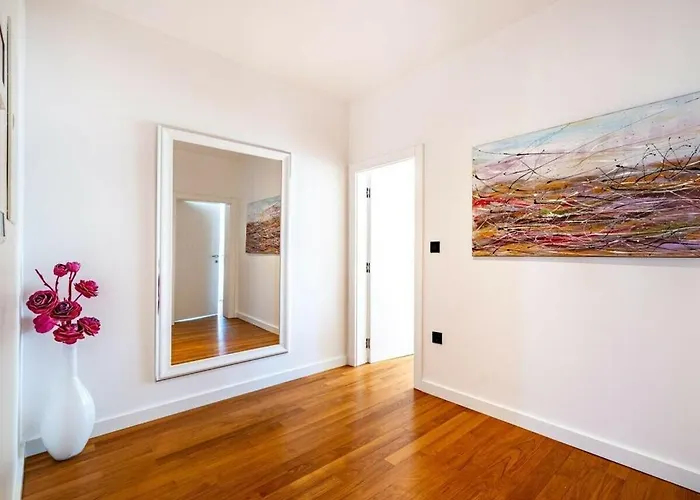 Villa In Pola A With Swimming Pool Polaca