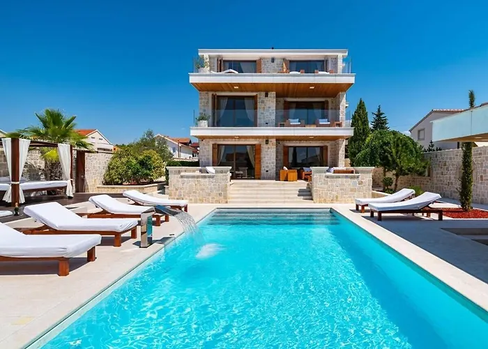Villa In Pola A With Swimming Pool *