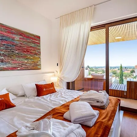 In Pola A With Swimming Pool Villa Polaca