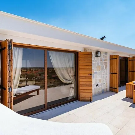 In Pola A With Swimming Pool Polaca