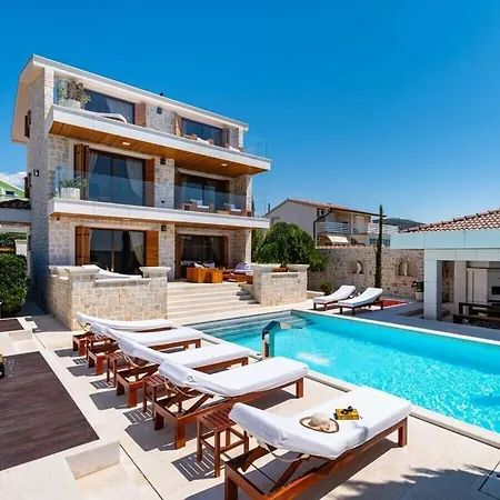 In Pola A With Swimming Pool Villa *