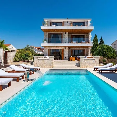 Villa In Pola A With Swimming Pool *