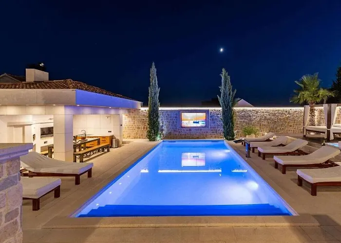 In Pola A With Swimming Pool