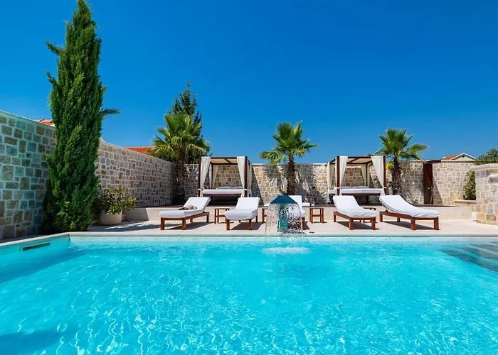 In Pola A With Swimming Pool Вилла