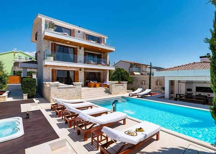 In Pola A With Swimming Pool Вилла *