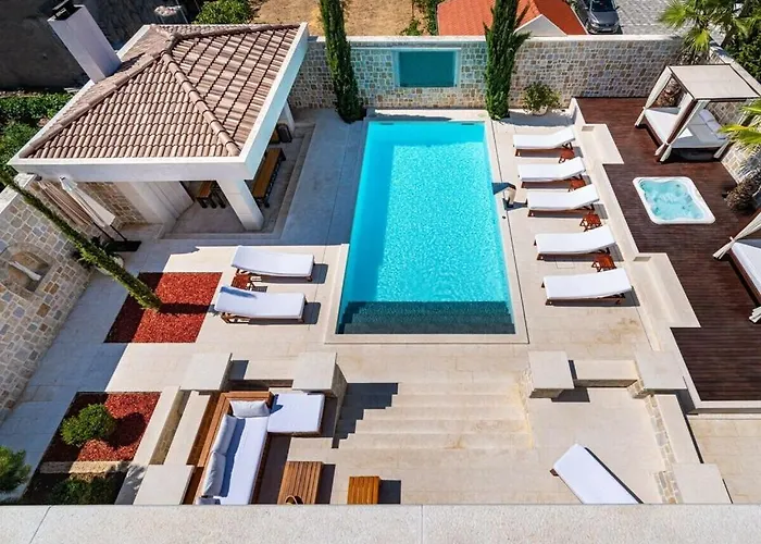 In Pola A With Swimming Pool